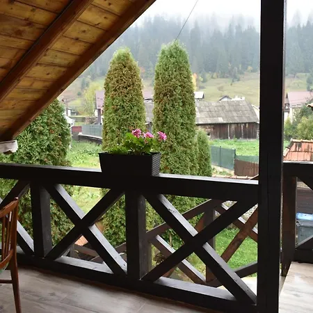 Lodge Clematis House *